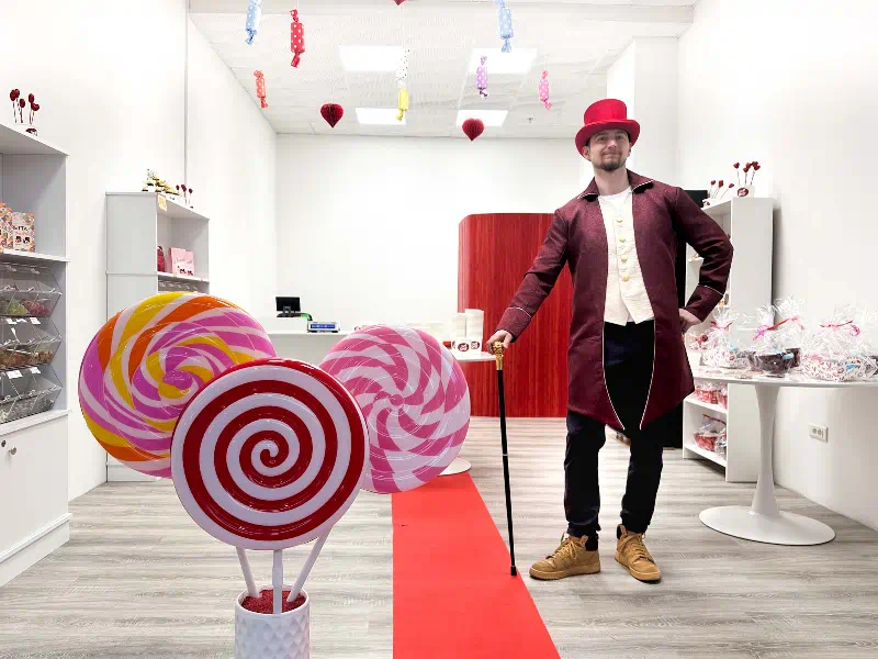Prodejce Mr. Candy osobně v klobouku